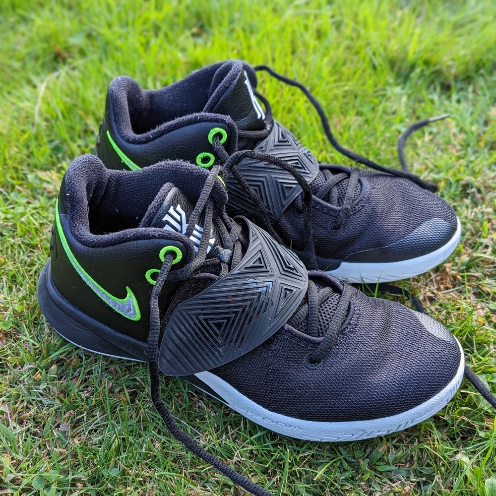 Kyrie Flytrap III basketball sneakers